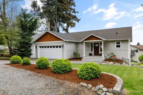 1070 Halsey Dr, Coupeville, WA 98239