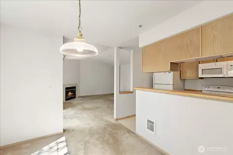 Living - 18930 Bothell-everett Hwy #B303, Bothell, WA 98012 photo 3 of 3