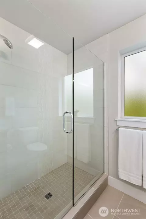 Bath - 826 238th Pl SE #F, Bothell, WA 98021 photo 2 of 4