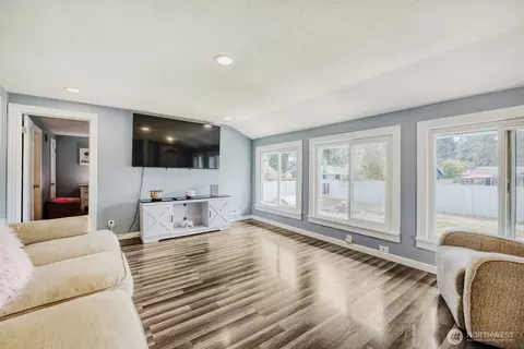 908 9th St NE, Auburn, WA 98002