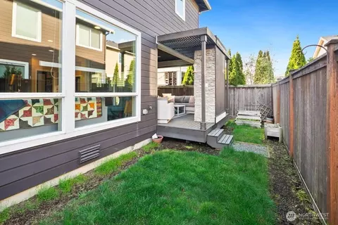 Exterior - 17227 39th Dr SE, Bothell, WA 98012 photo 3 of 4