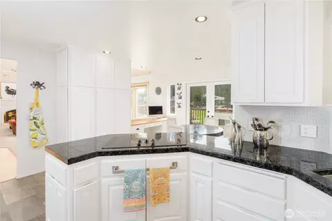 Kitchen - 113 Fairway Pl, Sequim, WA 98382 photo 5 of 6
