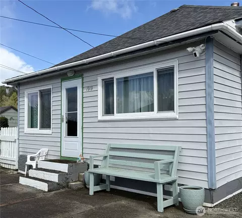 1919 Riddell St, Raymond, WA 98577