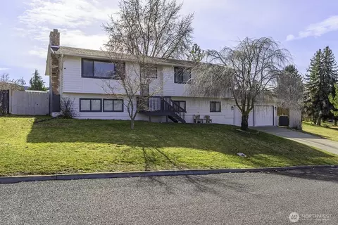 32 Diamond St, Electric City, WA 99123