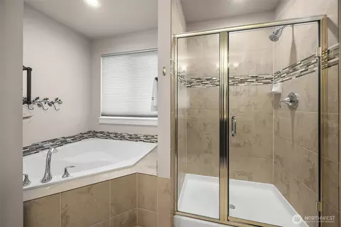 Bath - 18921 10th Dr SE, Bothell, WA 98012 photo 3 of 4