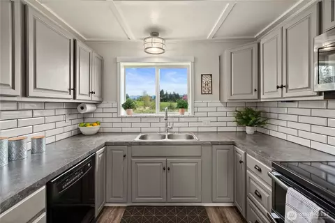 Kitchen - 39805 212th Ave SE, Enumclaw, WA 98022 photo 2 of 3