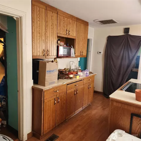 Kitchen - 818 8th Ave, Longview, WA 98632 photo 4 of 4