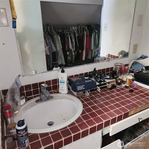 Bath - 818 8th Ave, Longview, WA 98632 photo 2 of 4