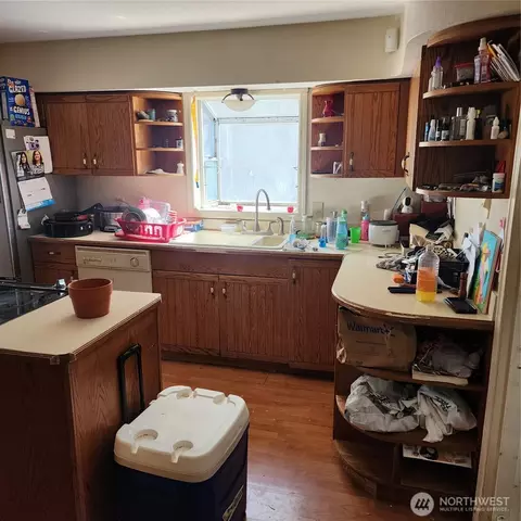 Kitchen - 818 8th Ave, Longview, WA 98632 photo 2 of 4