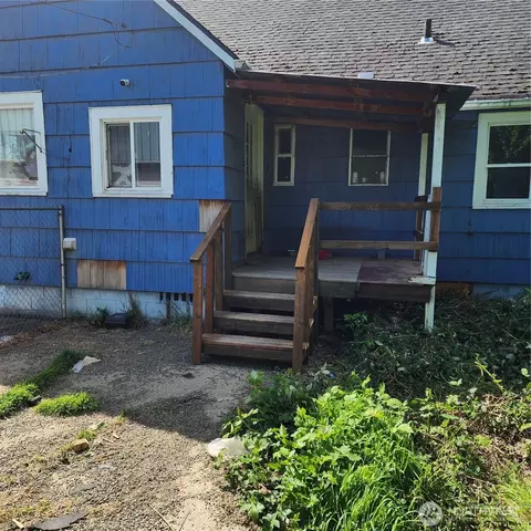 Exterior - 818 8th Ave, Longview, WA 98632 photo 2 of 3