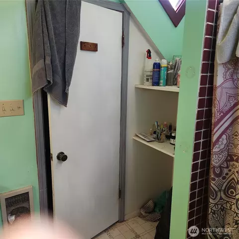 Bath - 818 8th Ave, Longview, WA 98632 photo 3 of 4