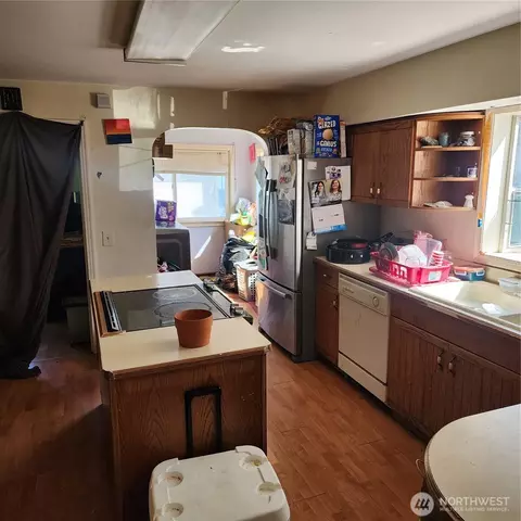 Kitchen - 818 8th Ave, Longview, WA 98632 photo 3 of 4