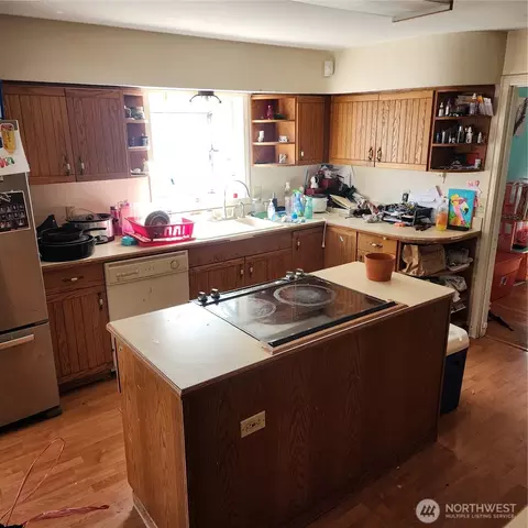 Kitchen - 818 8th Ave, Longview, WA 98632 photo 1 of 4
