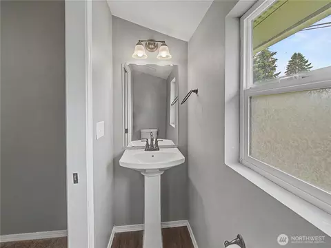 Bath - 43622 228th Ave SE, Enumclaw, WA 98022 photo 1 of 2