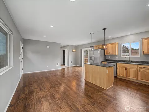 Living - 43622 228th Ave SE, Enumclaw, WA 98022 photo 2 of 4
