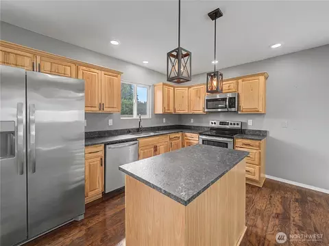 Kitchen - 43622 228th Ave SE, Enumclaw, WA 98022 photo 3 of 4