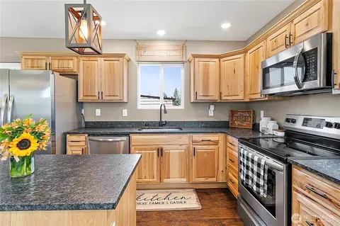 Kitchen - 43622 228th Ave SE, Enumclaw, WA 98022 photo 2 of 2