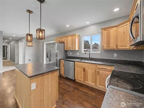 Kitchen - 43622 228th Ave SE, Enumclaw, WA 98022 photo 2 of 4