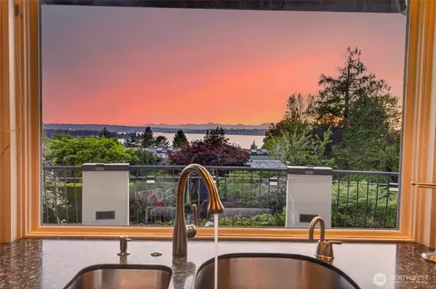 10419 NE 53rd St, Kirkland, WA 98033