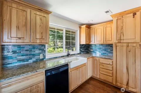 Kitchen - 124 Gunnell Rd, Winlock, WA 98596 photo 2 of 3
