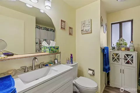 Bath - 1 Teal St, Longview, WA 98632 photo 1 of 2