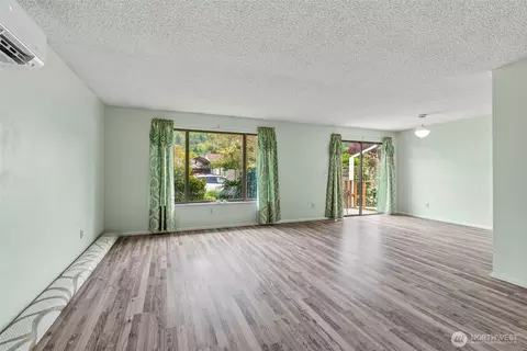 Living - 1 Teal St, Longview, WA 98632 photo 4 of 6