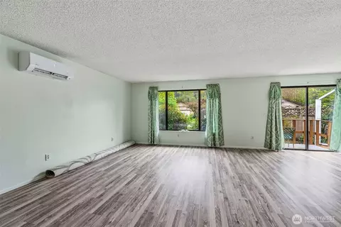 Living - 1 Teal St, Longview, WA 98632 photo 3 of 6
