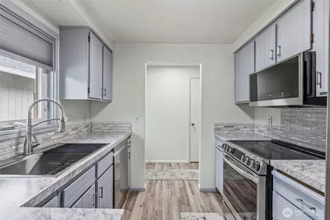 Kitchen - 1 Teal St, Longview, WA 98632 photo 6 of 6