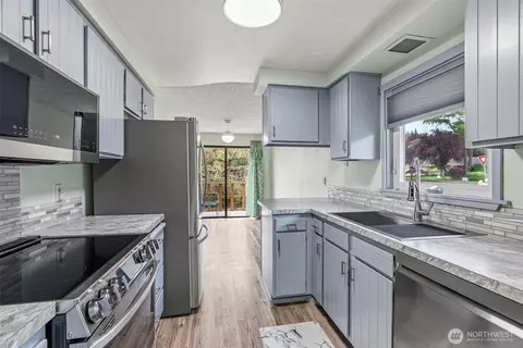 Kitchen - 1 Teal St, Longview, WA 98632 photo 5 of 6