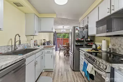 Kitchen - 1 Teal St, Longview, WA 98632 photo 1 of 6