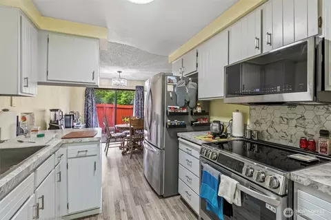 Kitchen - 1 Teal St, Longview, WA 98632 photo 2 of 6