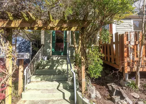 2214 N 60th St, Seattle, WA 98103