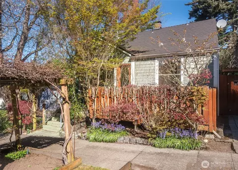 2214 N 60th St, Seattle, WA 98103