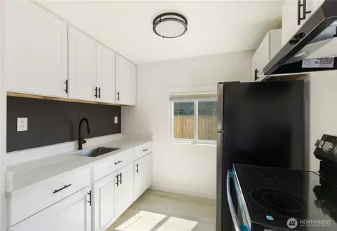 Kitchen - 2054 Roosevelt Ave, Enumclaw, WA 98022 photo 1 of 2