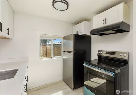 Kitchen - 2054 Roosevelt Ave, Enumclaw, WA 98022 photo 2 of 2