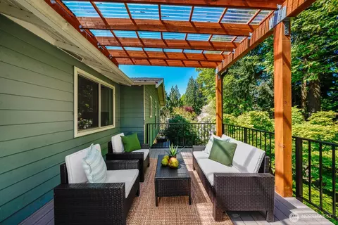 Exterior - 8910 NE 195th St NE, Bothell, WA 98011 photo 4 of 8
