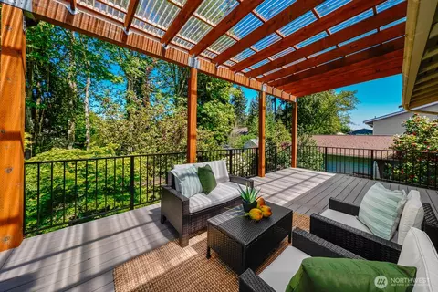 Exterior - 8910 NE 195th St NE, Bothell, WA 98011 photo 5 of 8