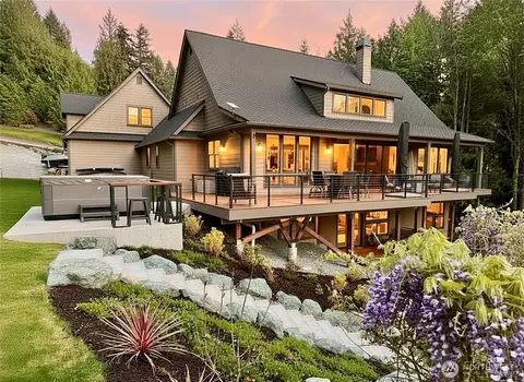 17345 Olympic Pl, Mount Vernon, WA 98274