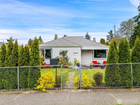 1616 SW Thistle St, Seattle, WA 98106