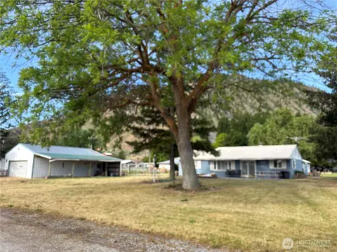 221 Third St, Brewster, WA 98812