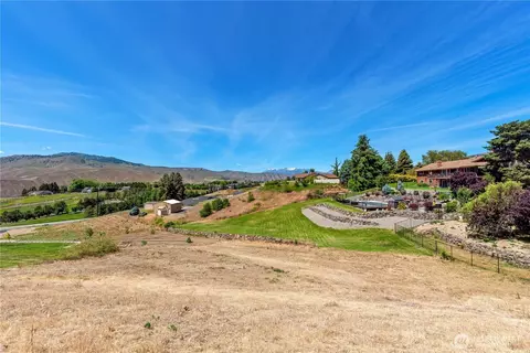 443 W Rolling Hills Ln, Wenatchee, WA 98801