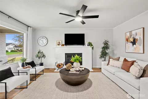 Living - 809 Sumner Ave, Sumner, WA 98390 photo 1 of 2