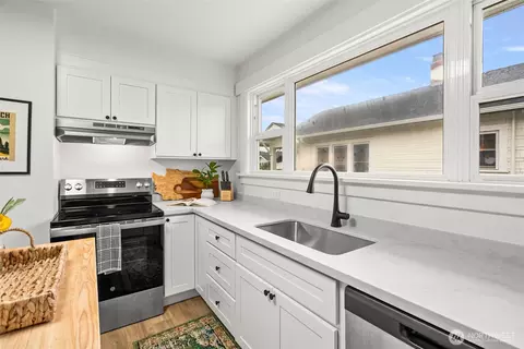 Kitchen - 809 Sumner Ave, Sumner, WA 98390 photo 3 of 4