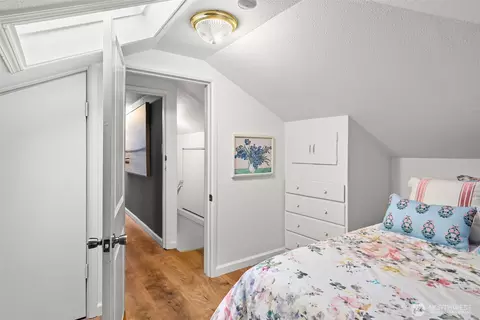 Bedroom - 809 Sumner Ave, Sumner, WA 98390 photo 4 of 5