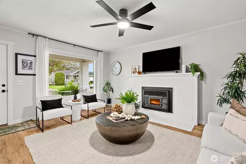 Living - 809 Sumner Ave, Sumner, WA 98390 photo 2 of 2