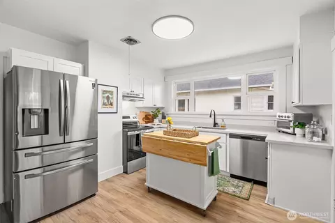 Kitchen - 809 Sumner Ave, Sumner, WA 98390 photo 4 of 4
