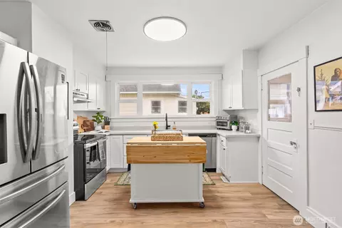 Kitchen - 809 Sumner Ave, Sumner, WA 98390 photo 1 of 4