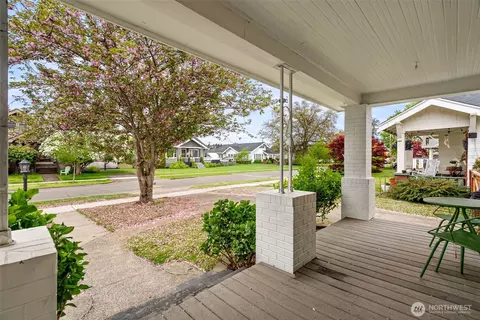 Exterior - 809 Sumner Ave, Sumner, WA 98390 photo 1 of 10