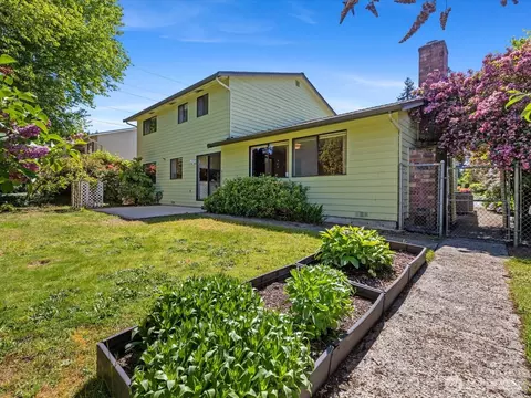 Exterior - 12314 NE 162nd St, Bothell, WA 98011 photo 6 of 8