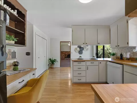 Kitchen - 12314 NE 162nd St, Bothell, WA 98011 photo 3 of 7